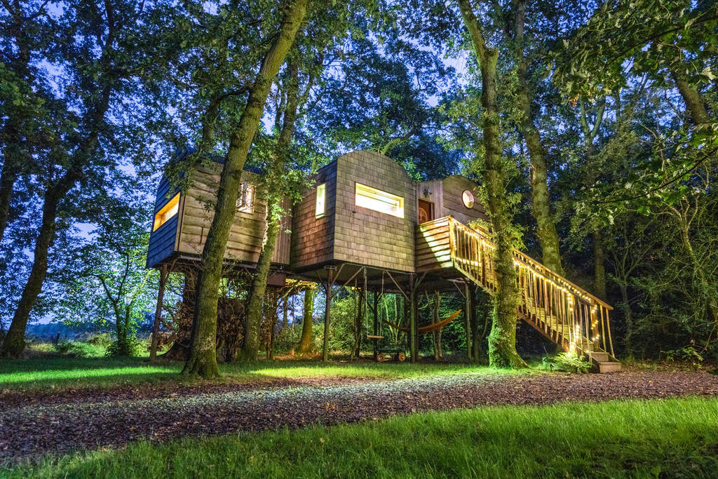 faraway-treehouse-exterior