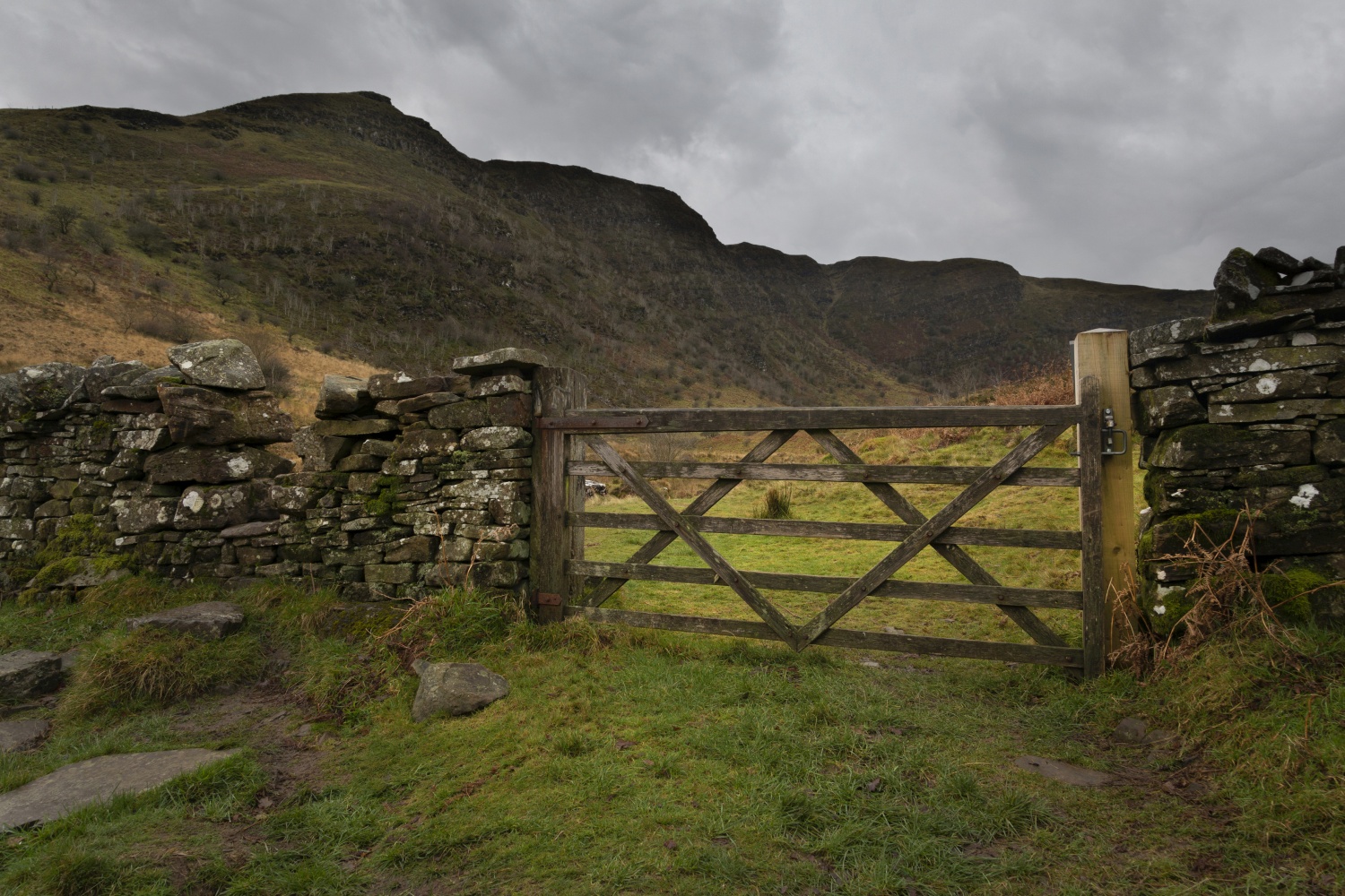 Gate next to dry stone wall - Craig Cerrig, Gleisiad